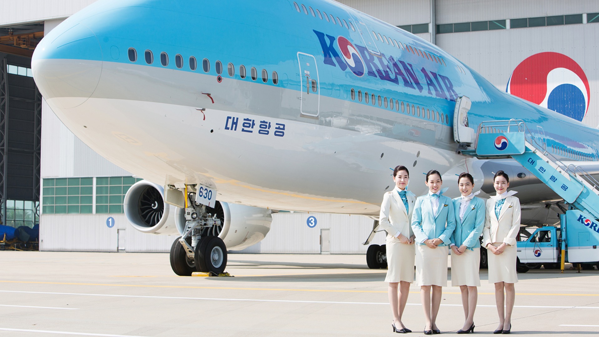 Авиакомпания саус. Глава авиакомпания Кореан Эйр. Korean Airlines (Южная Корея) стюардессы. Корейская авиакомпания korean Air. Боинг 747 Корея.