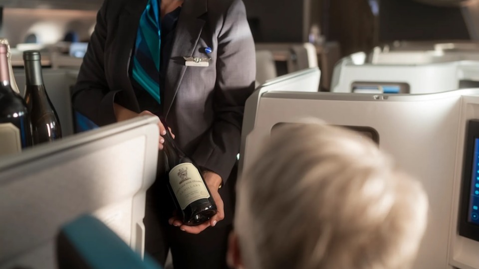 Alaska and Hawaiian Airlines Launch New Summer Beverage Lineup